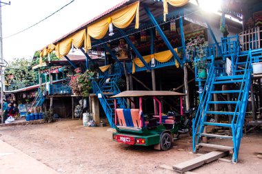 Kampong Phluk, Kamboçya, 15 Ocak 2025 Kampong Phluk, Tonle Sap Gölü üzerine kurulmuş geleneksel bir yüzer köy. Toplum büyük ölçüde hayatta kalmak için balıkçılığa bağımlıdır..