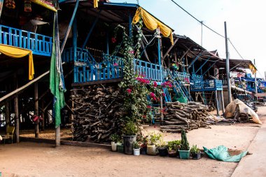 Kampong Phluk, Kamboçya, 15 Ocak 2025 Kampong Phluk, Tonle Sap Gölü üzerine kurulmuş geleneksel bir yüzer köy. Toplum büyük ölçüde hayatta kalmak için balıkçılığa bağımlıdır..