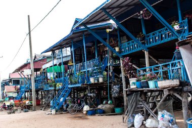 Kampong Phluk, Kamboçya, 15 Ocak 2025 Kampong Phluk, Tonle Sap Gölü üzerine kurulmuş geleneksel bir yüzer köy. Toplum büyük ölçüde hayatta kalmak için balıkçılığa bağımlıdır..