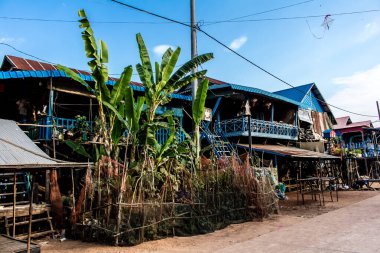 Kampong Phluk, Kamboçya, 15 Ocak 2025 Kampong Phluk, Tonle Sap Gölü üzerine kurulmuş geleneksel bir yüzer köy. Toplum büyük ölçüde hayatta kalmak için balıkçılığa bağımlıdır..