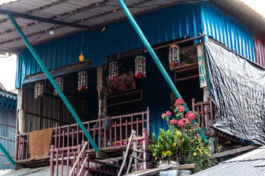 Kampong Phluk, Kamboçya, 15 Ocak 2025 Kampong Phluk, Tonle Sap Gölü üzerine kurulmuş geleneksel bir yüzer köy. Toplum büyük ölçüde hayatta kalmak için balıkçılığa bağımlıdır..