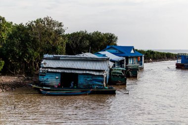 Kampong Phluk, Kamboçya, 15 Ocak 2025 Kampong Phluk, Tonle Sap Gölü üzerine kurulmuş geleneksel bir yüzer köy. Toplum büyük ölçüde hayatta kalmak için balıkçılığa bağımlıdır..