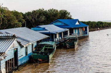 Kampong Phluk, Kamboçya, 15 Ocak 2025 Kampong Phluk, Tonle Sap Gölü üzerine kurulmuş geleneksel bir yüzer köy. Toplum büyük ölçüde hayatta kalmak için balıkçılığa bağımlıdır..