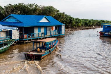 Kampong Phluk, Kamboçya, 15 Ocak 2025 Kampong Phluk, Tonle Sap Gölü üzerine kurulmuş geleneksel bir yüzer köy. Toplum büyük ölçüde hayatta kalmak için balıkçılığa bağımlıdır..