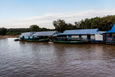 Kampong Phluk, Kamboçya, 15 Ocak 2025 Kampong Phluk, Tonle Sap Gölü üzerine kurulmuş geleneksel bir yüzer köy. Toplum büyük ölçüde hayatta kalmak için balıkçılığa bağımlıdır..