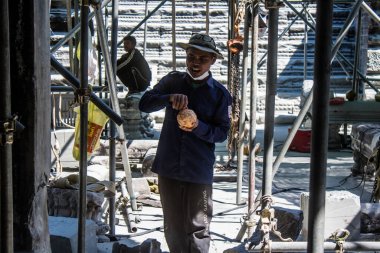 Siem hasadı, Kamboçya, 14 Ocak 2025 Antik Khmer başkenti Angkor 'da bulunan bir Hindu-Budist tapınak kompleksi Angkor Wat tapınağında restorasyon ilk olarak 1150 yılında inşa edilmiştir..