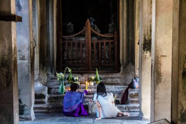 Siem hasadı, Kamboçya, 14 Ocak 2025 Angkor Wat tapınağını ziyaret eden turistler, 1150 ce 'de inşa edilen ve antik Khmer başkenti Angkor' da yer alan bir Hindu-Budist tapınağı..