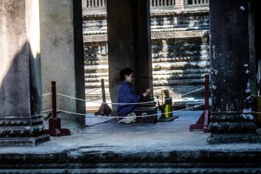 Siem hasadı, Kamboçya, 14 Ocak 2025 Angkor Wat tapınağını ziyaret eden turistler, 1150 ce 'de inşa edilen ve antik Khmer başkenti Angkor' da yer alan bir Hindu-Budist tapınağı..
