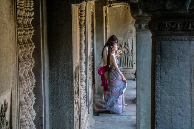 Siem hasadı, Kamboçya, 14 Ocak 2025 Angkor Wat tapınağını ziyaret eden turistler, 1150 ce 'de inşa edilen ve antik Khmer başkenti Angkor' da yer alan bir Hindu-Budist tapınağı..
