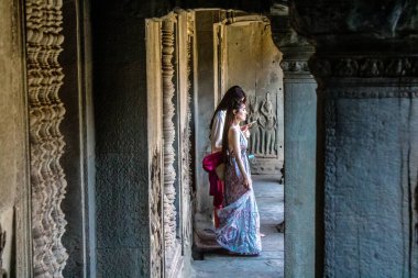 Siem hasadı, Kamboçya, 14 Ocak 2025 Angkor Wat tapınağını ziyaret eden turistler, 1150 ce 'de inşa edilen ve antik Khmer başkenti Angkor' da yer alan bir Hindu-Budist tapınağı..