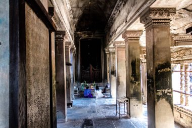 Siem hasadı, Kamboçya, 14 Ocak 2025 Angkor Wat tapınağını ziyaret eden turistler, 1150 ce 'de inşa edilen ve antik Khmer başkenti Angkor' da yer alan bir Hindu-Budist tapınağı..