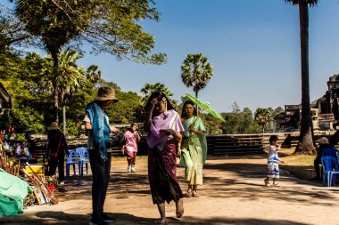 Siem hasadı, Kamboçya, 14 Ocak 2025 Angkor Wat tapınağını ziyaret eden turistler, 1150 ce 'de inşa edilen ve antik Khmer başkenti Angkor' da yer alan bir Hindu-Budist tapınağı..
