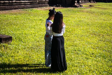 Siem hasadı, Kamboçya, 14 Ocak 2025 Angkor Wat tapınağını ziyaret eden turistler, 1150 ce 'de inşa edilen ve antik Khmer başkenti Angkor' da yer alan bir Hindu-Budist tapınağı..