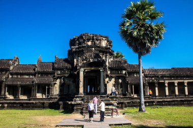 Siem hasadı, Kamboçya, 14 Ocak 2025 Angkor Wat tapınağını ziyaret eden turistler, 1150 ce 'de inşa edilen ve antik Khmer başkenti Angkor' da yer alan bir Hindu-Budist tapınağı..