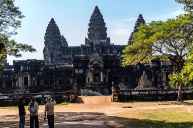 Siem hasadı, Kamboçya, 14 Ocak 2025 Angkor Wat tapınağını ziyaret eden turistler, 1150 ce 'de inşa edilen ve antik Khmer başkenti Angkor' da yer alan bir Hindu-Budist tapınağı..