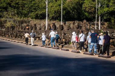 Siem hasadı, Kamboçya, 14 Ocak 2025 Angkor Wat tapınağını ziyaret eden turistler, 1150 ce 'de inşa edilen ve antik Khmer başkenti Angkor' da yer alan bir Hindu-Budist tapınağı..