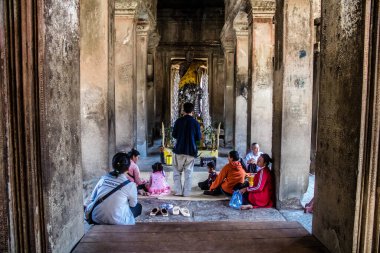 Siem hasadı, Kamboçya, 14 Ocak 2025 Angkor Wat tapınağını ziyaret eden turistler, 1150 ce 'de inşa edilen ve antik Khmer başkenti Angkor' da yer alan bir Hindu-Budist tapınağı..