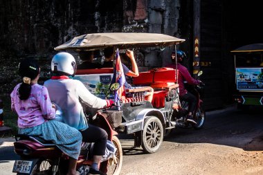 Siem hasadı, Kamboçya, 14 Ocak 2025 Angkor Wat tapınağında trafik tirajı, antik Khmer başkenti Angkor 'da bulunan bir Hindu-Budist tapınağı kompleksi, başlangıçta 1150 yılında inşa edildi..