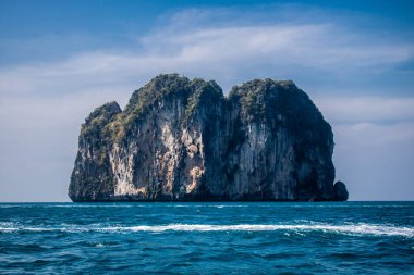 Krabi Adaları, Tayland, 5 Ocak 2025, Tayland, Güney Tayland batı kıyısında, kayalık, kireçtaşı uçurumları, yoğun mangrov ormanları ve yüzden fazla adayla karakterize edilen bir ildir.