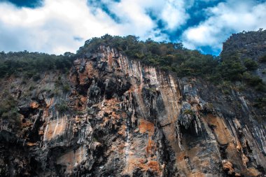 Krabi Adaları, Tayland, 5 Ocak 2025, Tayland, Güney Tayland batı kıyısında, kayalık, kireçtaşı uçurumları, yoğun mangrov ormanları ve yüzden fazla adayla karakterize edilen bir ildir.
