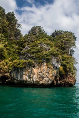 Krabi Adaları, Tayland, 5 Ocak 2025, Tayland, Güney Tayland batı kıyısında, kayalık, kireçtaşı uçurumları, yoğun mangrov ormanları ve yüzden fazla adayla karakterize edilen bir ildir.