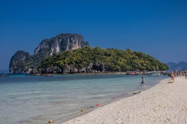Krabi Adaları, Tayland, 5 Ocak 2025, Tayland, Güney Tayland batı kıyısında, kayalık, kireçtaşı uçurumları, yoğun mangrov ormanları ve yüzden fazla adayla karakterize edilen bir ildir.