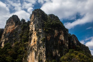 Krabi Adaları, Tayland, 5 Ocak 2025, Tayland, Güney Tayland batı kıyısında, kayalık, kireçtaşı uçurumları, yoğun mangrov ormanları ve yüzden fazla adayla karakterize edilen bir ildir.