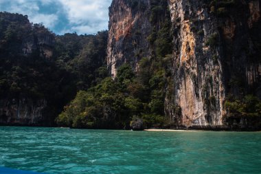 Krabi Adaları, Tayland, 5 Ocak 2025, Tayland, Güney Tayland batı kıyısında, kayalık, kireçtaşı uçurumları, yoğun mangrov ormanları ve yüzden fazla adayla karakterize edilen bir ildir.