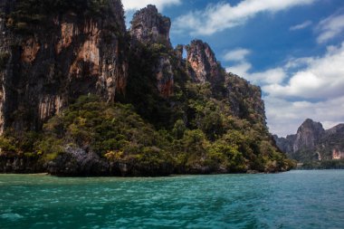Krabi Adaları, Tayland, 5 Ocak 2025, Tayland, Güney Tayland batı kıyısında, kayalık, kireçtaşı uçurumları, yoğun mangrov ormanları ve yüzden fazla adayla karakterize edilen bir ildir.