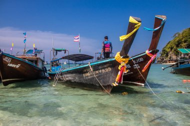 Krabi, Tayland, 07 Ocak 2025 Tayland, Tayland 'ın güneyinde yaygın olarak görülen bir teknedir. Turistleri taşımak da dahil olmak üzere çeşitli amaçlar için kullanılır..