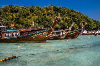 Krabi, Tayland, 07 Ocak 2025 Tayland, Tayland 'ın güneyinde yaygın olarak görülen bir teknedir. Turistleri taşımak da dahil olmak üzere çeşitli amaçlar için kullanılır..