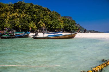 Krabi, Tayland, 07 Ocak 2025 Tayland, Tayland 'ın güneyinde yaygın olarak görülen bir teknedir. Turistleri taşımak da dahil olmak üzere çeşitli amaçlar için kullanılır..