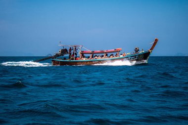 Krabi, Tayland, 07 Ocak 2025 Tayland, Tayland 'ın güneyinde yaygın olarak görülen bir teknedir. Turistleri taşımak da dahil olmak üzere çeşitli amaçlar için kullanılır..