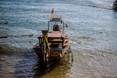 Krabi, Tayland, 07 Ocak 2025 Tayland, Tayland 'ın güneyinde yaygın olarak görülen bir teknedir. Turistleri taşımak da dahil olmak üzere çeşitli amaçlar için kullanılır..