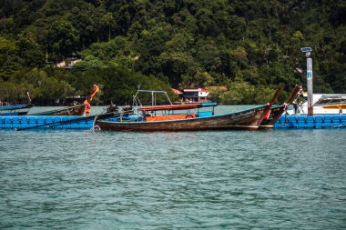 Krabi, Tayland, 07 Ocak 2025 Tayland, Tayland 'ın güneyinde yaygın olarak görülen bir teknedir. Turistleri taşımak da dahil olmak üzere çeşitli amaçlar için kullanılır..