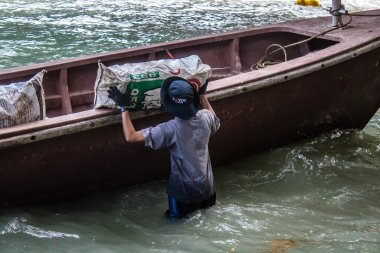 Krabi, Tayland, 07 Ocak 2025 Tayland, Tayland 'ın güneyinde yaygın olarak görülen bir teknedir. Turistleri taşımak da dahil olmak üzere çeşitli amaçlar için kullanılır..