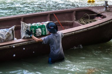 Krabi, Tayland, 07 Ocak 2025 Tayland, Tayland 'ın güneyinde yaygın olarak görülen bir teknedir. Turistleri taşımak da dahil olmak üzere çeşitli amaçlar için kullanılır..