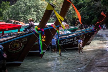 Krabi, Tayland, 07 Ocak 2025 Tayland, Tayland 'ın güneyinde yaygın olarak görülen bir teknedir. Turistleri taşımak da dahil olmak üzere çeşitli amaçlar için kullanılır..