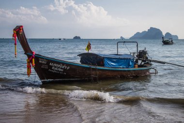 Krabi, Tayland, 07 Ocak 2025 Tayland, Tayland 'ın güneyinde yaygın olarak görülen bir teknedir. Turistleri taşımak da dahil olmak üzere çeşitli amaçlar için kullanılır..