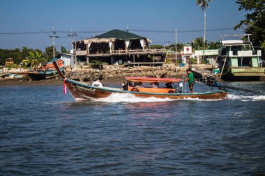 Krabi, Tayland, 07 Ocak 2025 Tayland, Tayland 'ın güneyinde yaygın olarak görülen bir teknedir. Turistleri taşımak da dahil olmak üzere çeşitli amaçlar için kullanılır..