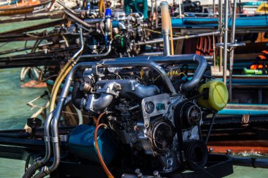 Krabi, Tayland, 07 Ocak 2025 Tayland, Tayland 'ın güneyinde yaygın olarak görülen bir teknedir. Turistleri taşımak da dahil olmak üzere çeşitli amaçlar için kullanılır..