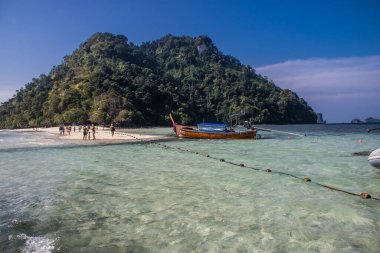 Krabi, Tayland, 07 Ocak 2025 Tayland, Tayland 'ın güneyinde yaygın olarak görülen bir teknedir. Turistleri taşımak da dahil olmak üzere çeşitli amaçlar için kullanılır..