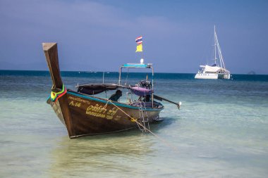 Krabi, Tayland, 07 Ocak 2025 Tayland, Tayland 'ın güneyinde yaygın olarak görülen bir teknedir. Turistleri taşımak da dahil olmak üzere çeşitli amaçlar için kullanılır..