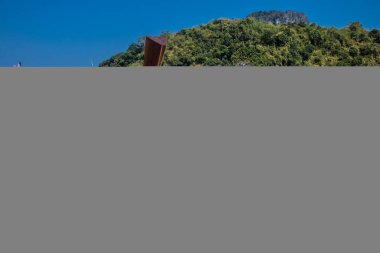 Krabi, Tayland, 07 Ocak 2025 Tayland, Tayland 'ın güneyinde yaygın olarak görülen bir teknedir. Turistleri taşımak da dahil olmak üzere çeşitli amaçlar için kullanılır..