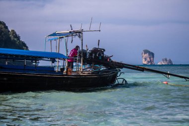 Krabi, Tayland, 07 Ocak 2025 Tayland, Tayland 'ın güneyinde yaygın olarak görülen bir teknedir. Turistleri taşımak da dahil olmak üzere çeşitli amaçlar için kullanılır..