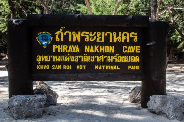 Hua Hin, Tayland, 08 Ocak 2025 Phraya Nakhon Mağarası, milli parktaki mistik mağara. Çarpıcı doğal güzelliklere, zorlu yürüyüşlere ve Kuha Karuhas Pavyonu 'na sahip tarihi bir yer..