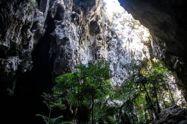 Hua Hin, Tayland, 08 Ocak 2025 Phraya Nakhon Mağarası, milli parktaki mistik mağara. Çarpıcı doğal güzelliklere, zorlu yürüyüşlere ve Kuha Karuhas Pavyonu 'na sahip tarihi bir yer..