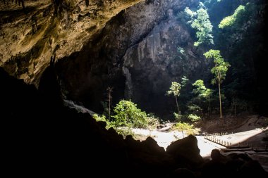 Hua Hin, Tayland, 08 Ocak 2025 Phraya Nakhon Mağarası, milli parktaki mistik mağara. Çarpıcı doğal güzelliklere, zorlu yürüyüşlere ve Kuha Karuhas Pavyonu 'na sahip tarihi bir yer..