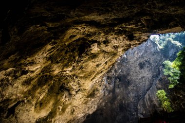 Hua Hin, Tayland, 08 Ocak 2025 Phraya Nakhon Mağarası, milli parktaki mistik mağara. Çarpıcı doğal güzelliklere, zorlu yürüyüşlere ve Kuha Karuhas Pavyonu 'na sahip tarihi bir yer..