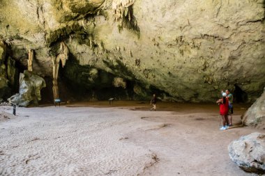 Hua Hin, Tayland, 08 Ocak 2025 Phraya Nakhon Mağarası, milli parktaki mistik mağara. Çarpıcı doğal güzelliklere, zorlu yürüyüşlere ve Kuha Karuhas Pavyonu 'na sahip tarihi bir yer..